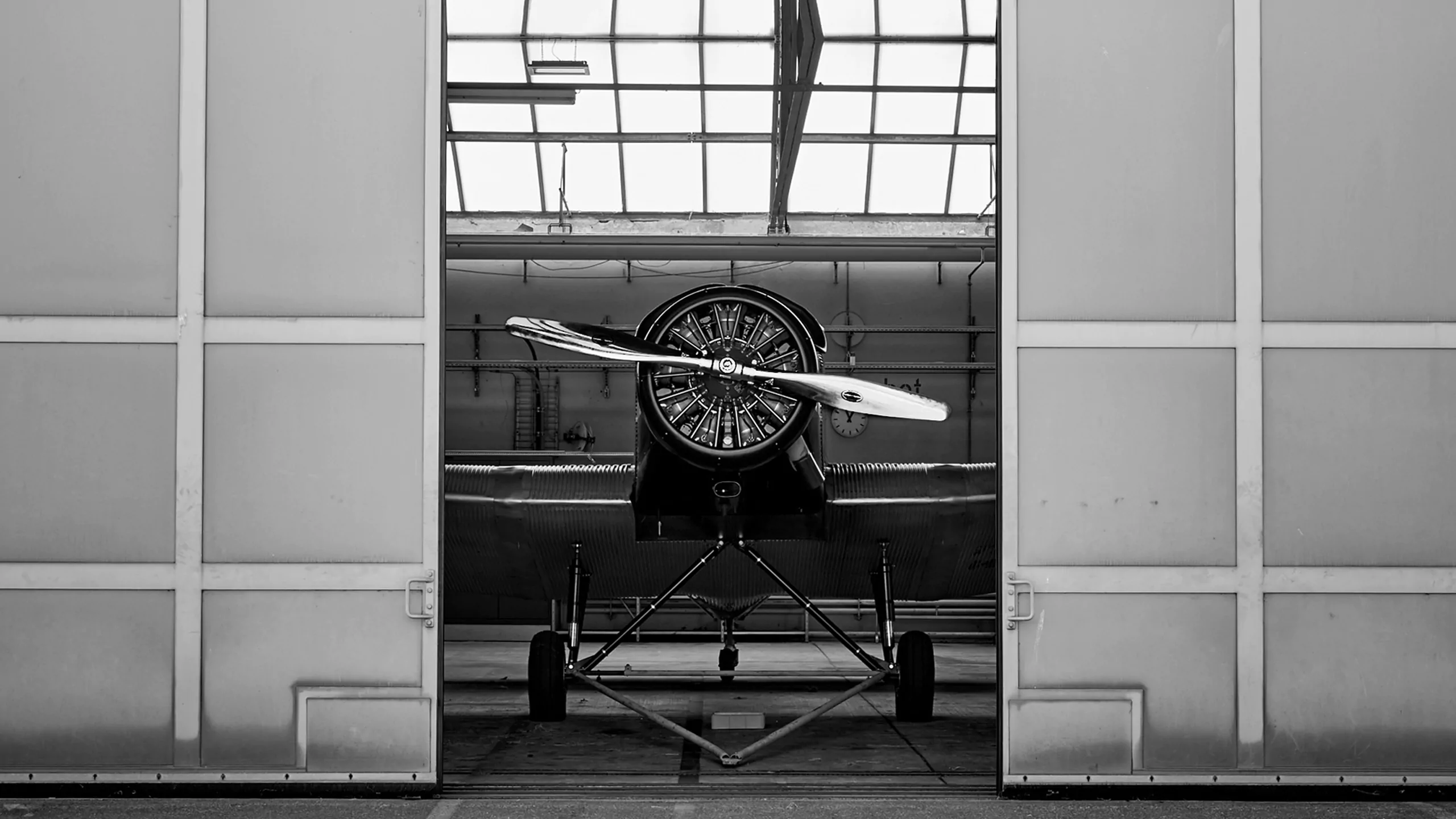 Eine Aufnahme eines Junkers Flugzeugs, welches im Hangar steht