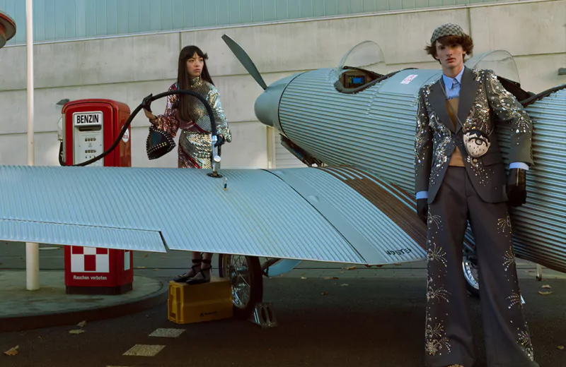 Ein Fotoshooting mit Gucci Model und einem Junkers A50 Junior Flugzeug neben einer Tanksäule