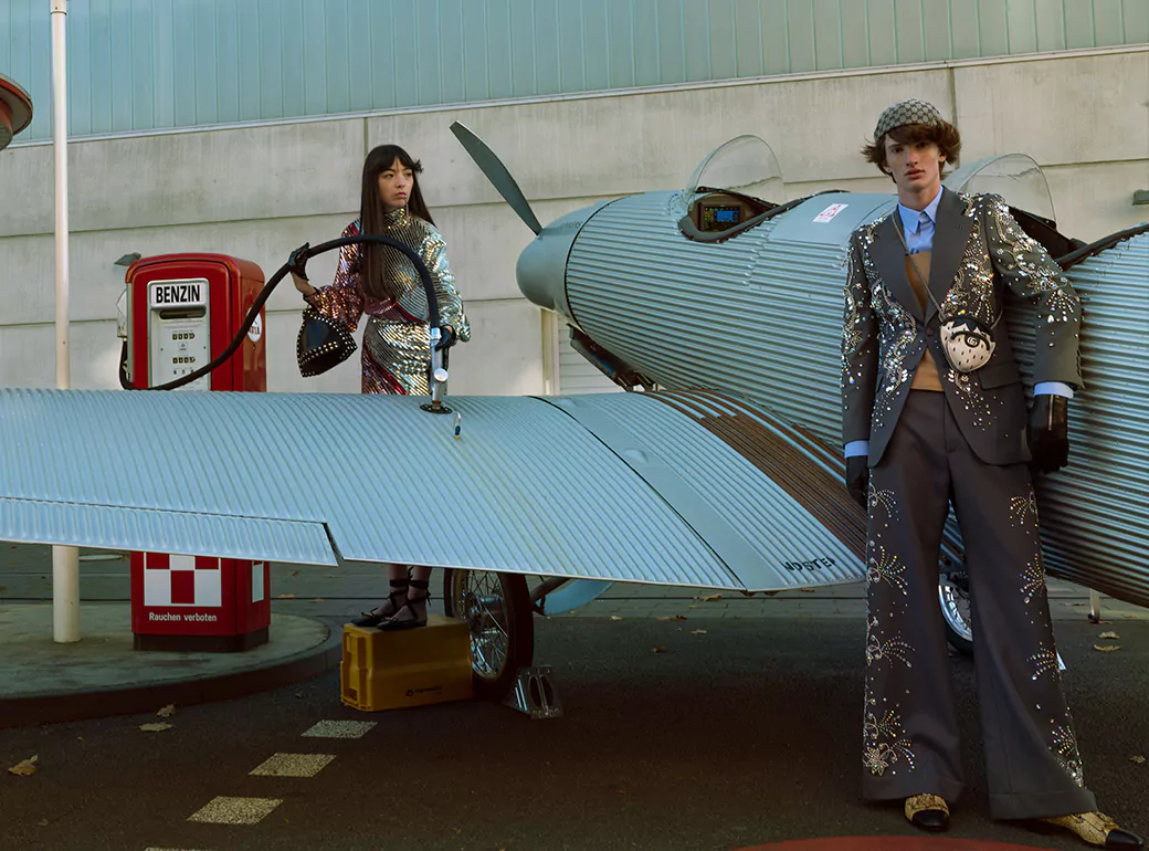 Ein Fotoshooting mit Gucci Model und einem Junkers A50 Junior Flugzeug neben einer Tanksäule
