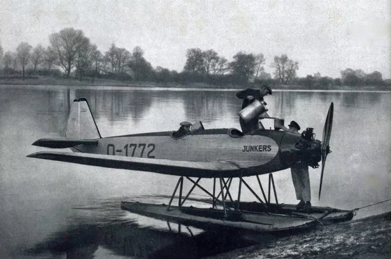 Eine historische Aufnahme an der Flussseite eines Junkers A50 Flugzeugs während einer Betankung