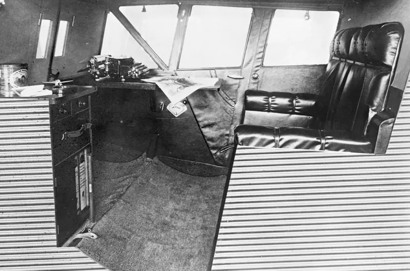 Eine historische Aufnahme der Seitenansicht vom Innenraum eines Junkers F13 Flugzeugs