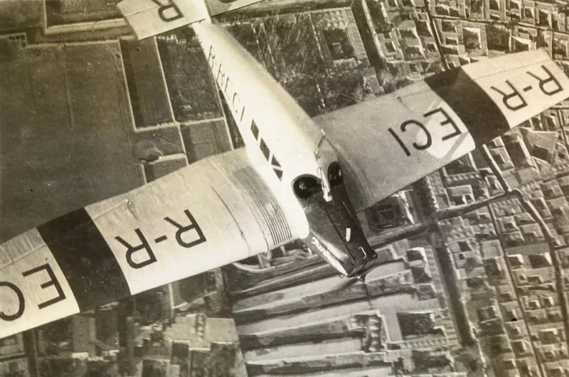 Eine historische Aufnahme eines Junkers F13 Flugzeugs im Flugbetrieb